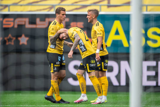 Elfsborgs Rasmus Alm jublar med Samuel Holmén och Jesper
