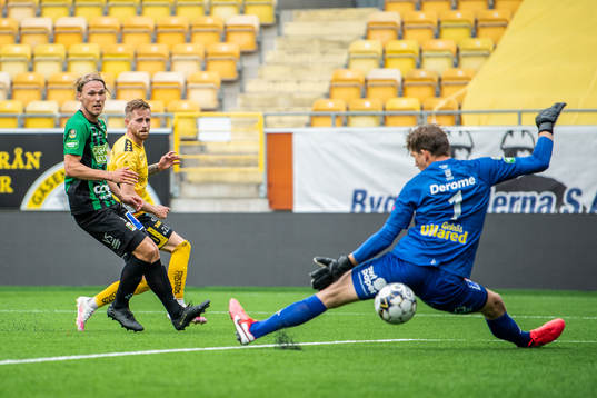Elfsborgs Rasmus Alm gör 2-1 på Varbergs målvakt August