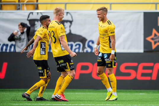 Elfsborgs Jesper Karlsson jublar med lagkamrater