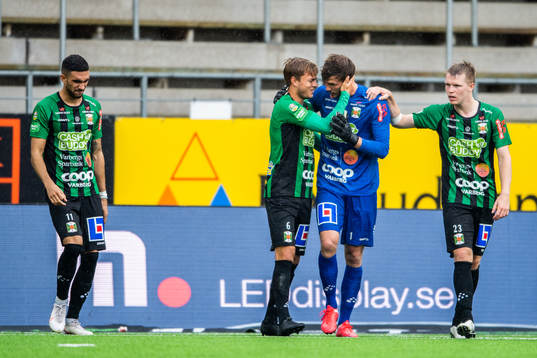 Varbergs målvakt August Strömberg jublar med lagkamrater