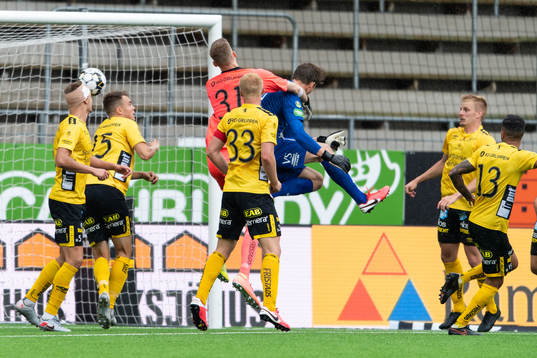 Varbergs målvakt August Strömberg nickar in 3-3
