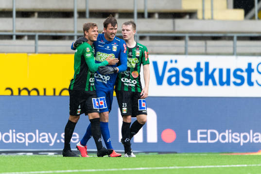 Varbergs målvakt August Strömberg klappas om av Albin