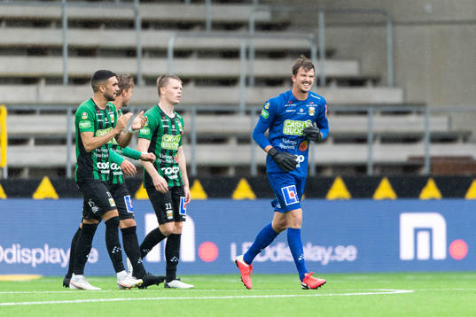Varbergs målvakt August Strömberg jublar