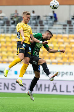 Elfsborgs Jesper Karlsson in kamp med Varbergs Daniel Krezic