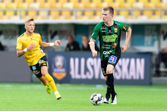 Varbergs Anton Liljenbäck med Elfsborgs Jesper Karlsson i