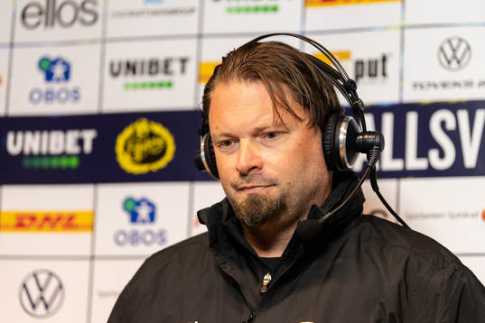Varbergs tränare Joakim Persson vid en intervju