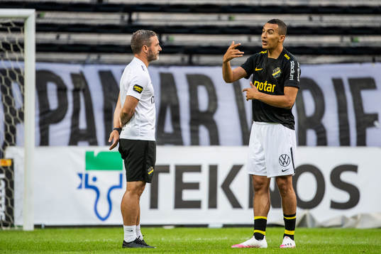 s assisterande tränare Sean O'Shea och Nabil Bahoui