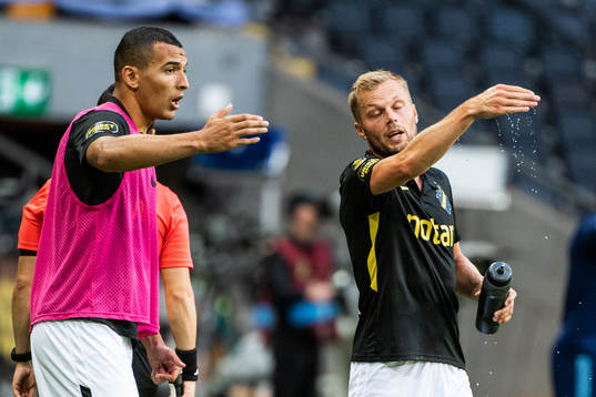 s Nabil Bahoui och Sebastian Larsson diskuterar