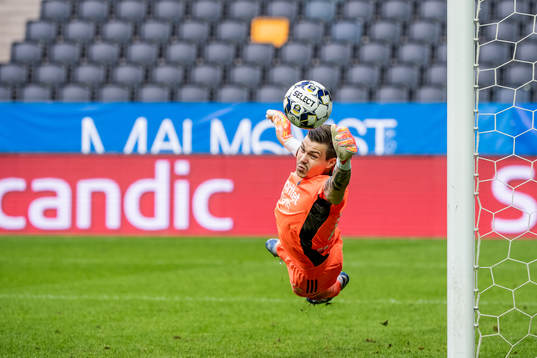 Djurgårdens målvakt Per Kristian Bråtveit räddar ett
