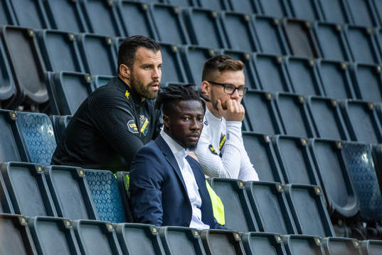s Ebenezer Ofori på läktaren