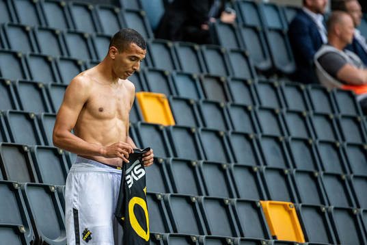 s Nabil Bahoui förbereder sig för ett inhopp