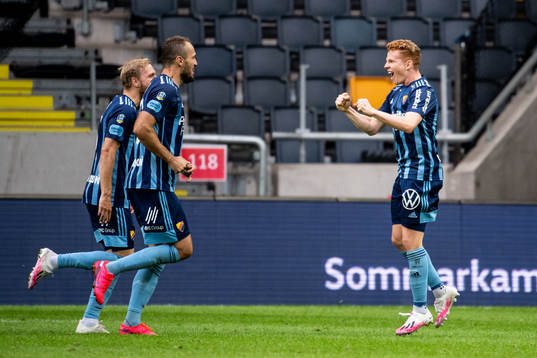 Djurgårdens Aslak Witry (h) jublar med lagkamrater