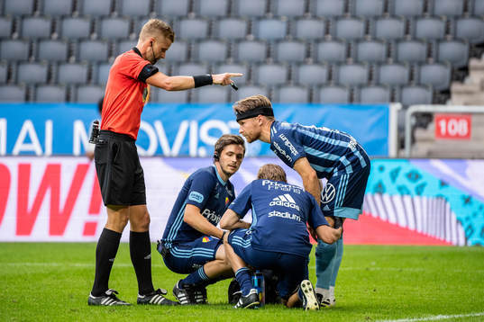 Djurgårdens Jacob Une Larsson får läkarvård