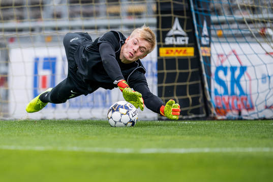 IFK Norrköpings målvakt Isak Pettersson värmer upp