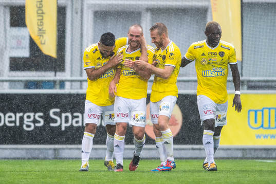 Falkenbergs Christoffer Carlsson jublar med lagkamrater