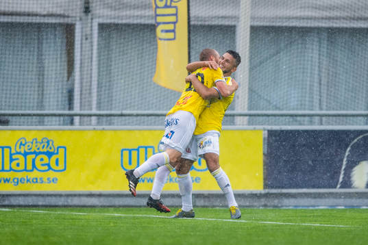 Falkenbergs Christoffer Carlsson jublar med Edi Sylisufaj