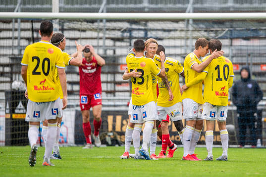 Falkenbergs Karl Söderström jublar med lagkamrater