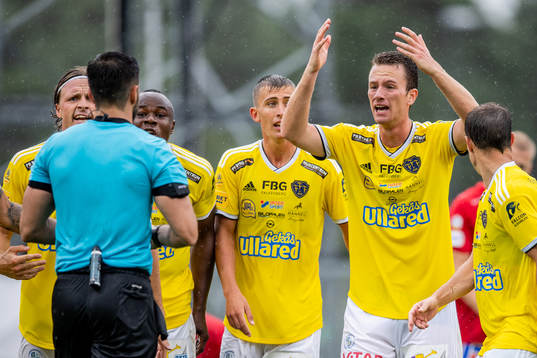 Falkenbergs spelare reagerar på domare Granit Maqedoncis
