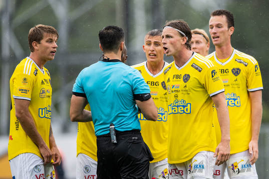 Falkenbergs Carl Johansson (h) diskuterar med domare Granit