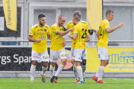Falkenbergs Christoffer Carlsson jublar med lagkamrater