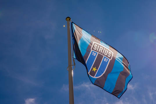 En flaga med Sirius logotyp