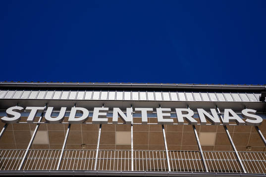 En skylt på fasaden till Studenternas IP