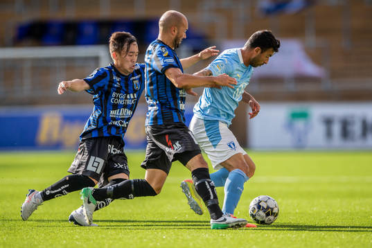 Sirius Yukiya Sugita och Karl Larson mot Malmö FFs Behrang