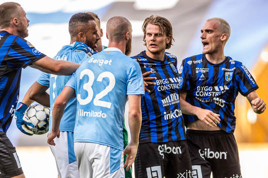 Malmö FFs Isaac Kiese Thelin i en diskussion med Sirius