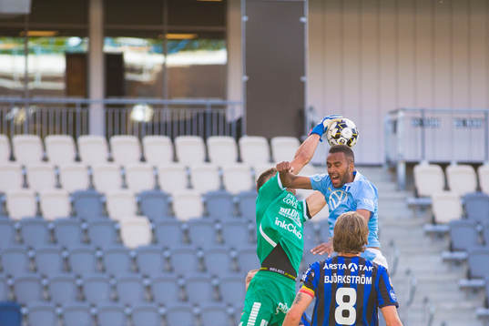 Sirius målvakt Lukas Jonsson och Malmö FFs Isaac Kiese