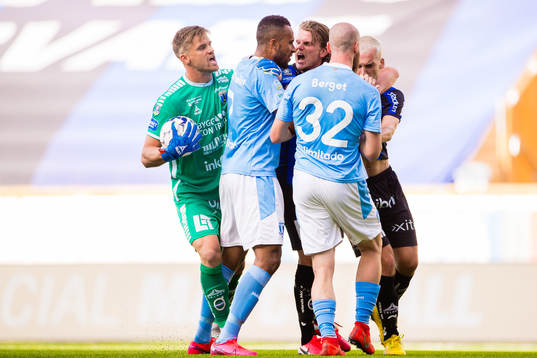 Malmö FFs Isaac Kiese Thelin i ett bråk med Sirius Adam
