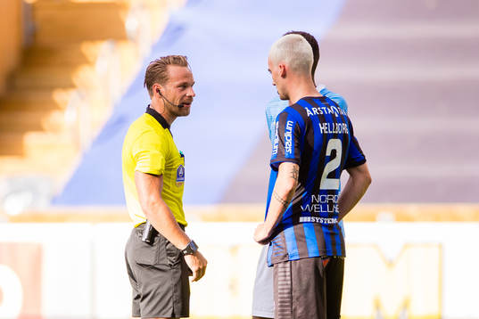 domare Kristoffer Karlsson i diskussion med Sirius Adam