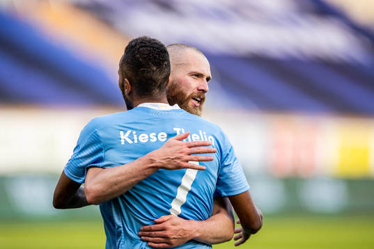 Malmö FFs Jo Inge Berget jublar med Isaac Kiese Thelin