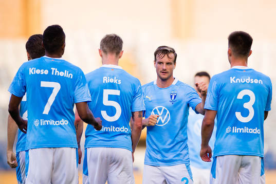 Malmö FFs Eric Larsson jublar med Isaac Kiese Thelin,
