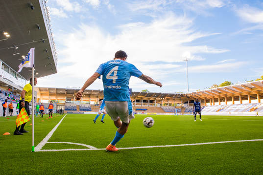 Malmö FFs Behrang Safari med en hörna