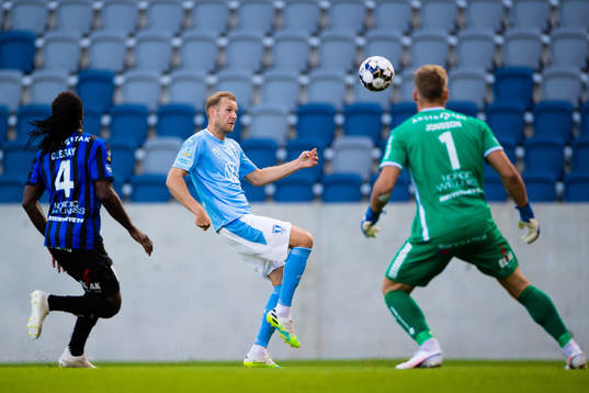 Malmö FFs Ola Toivonen i kamp om bollen med Sirius Kebba