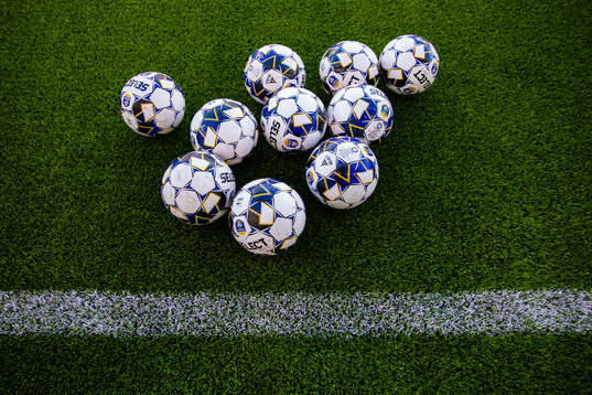 Fotbollar på konstgräset på Studenternas IP