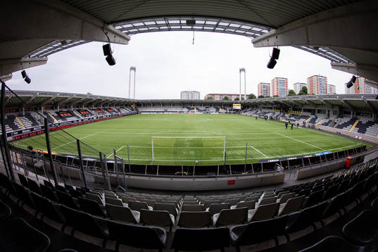 Tomma läktare på Bravida Arena innan fotbollsmatchen i