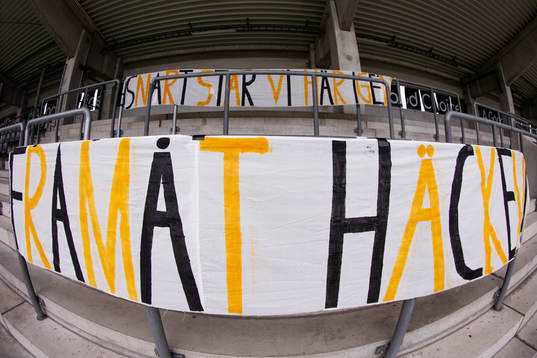Häcken banderoller på klackläktaren innan