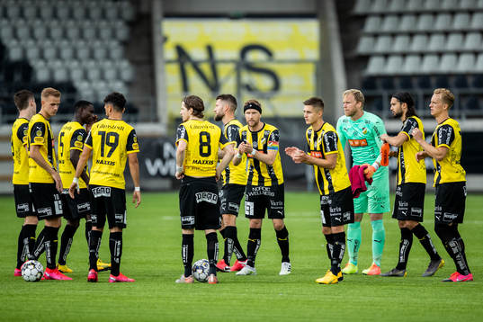 Häckens spelare samlas innan fotbollsmatchen i Allsvenskan