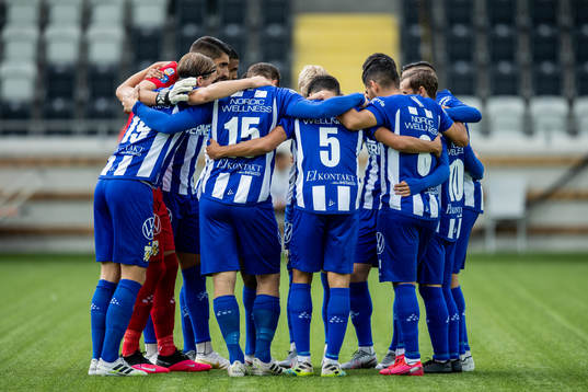 IFK Göteborgs spelare samlas i en ring