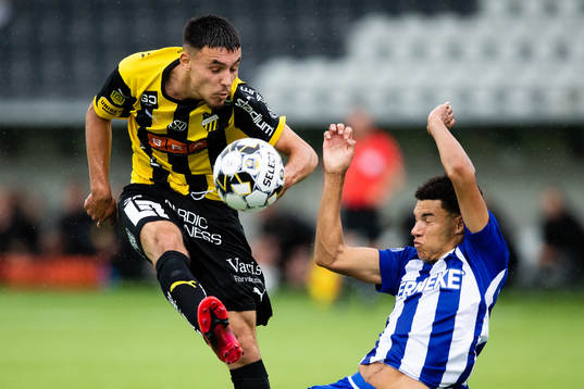 Häckens Ali Youssef med ett skott som IFK Göteborgs