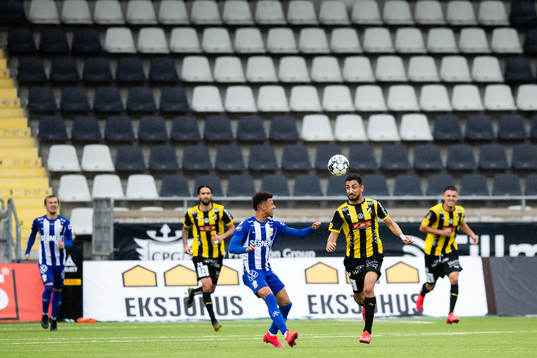 IFK Göteborgs Tobias Sana och Häckens Daleho Irandust med