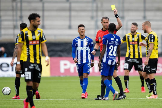 IFK Göteborgs Alhassan Yusuf Abdullahi får ett gult kort