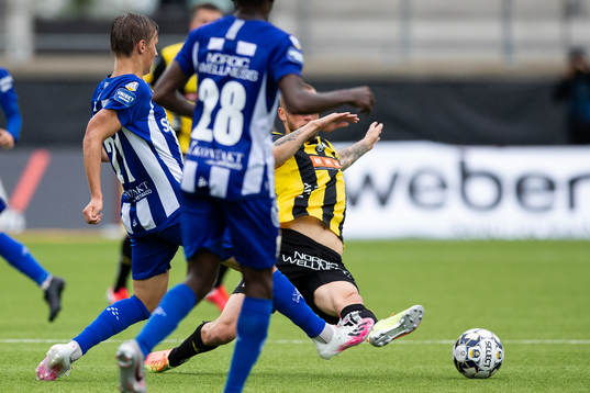 Häckens Alexander Faltsetas försöker bryta en passning