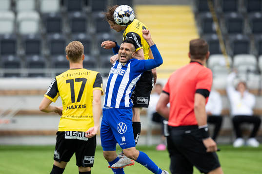Häckens Erik Friberg vinner en nickduell mot IFK