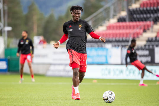 Östersunds Jordan Attah Kadiri  värmer upp unför