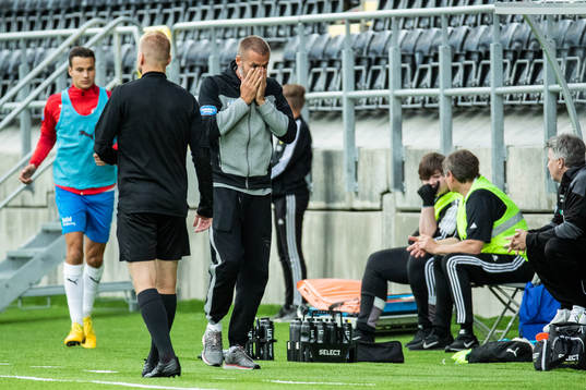 Helsingborgs tränare Olof Mellberg deppar