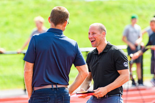 Sportchef Chris Abbott i samtal med klubbdirektör Daniel