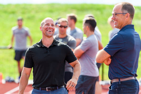 Sportchef Chris Abbott i samtal med klubbdirektör Daniel