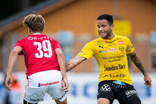 Kalmars Isak Magnusson och Mjällbys Mohanad Jeahze